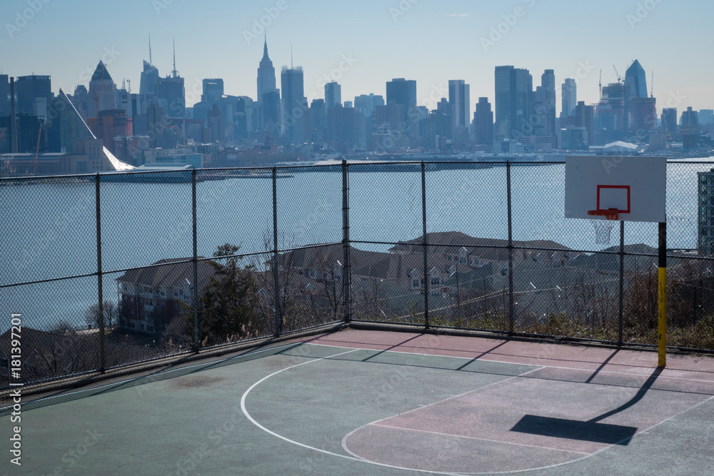 Fototapeta premium Boisko do koszykówki i Manhattan