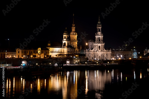 Elbe und Terrassenufer Dresden mit Kunstakademie Schlo  kirche Hofkirche 