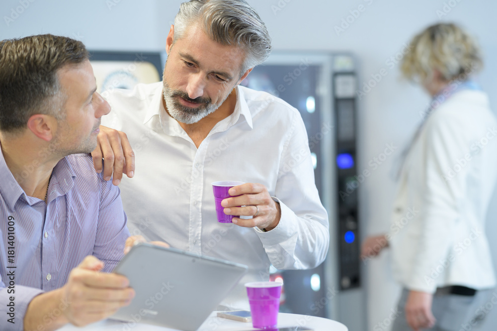 Obraz premium two coworkers having coffee break