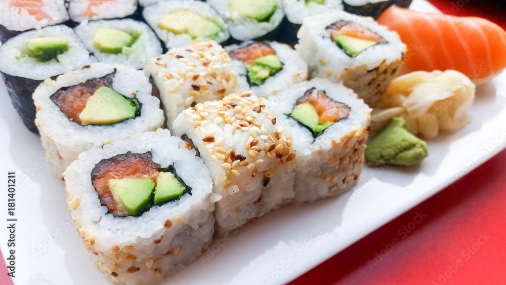 Inside Out Sushi mit Lachs, Avocado und Sesam Inside Out Sushi mit Lachs, Avocado und Sesam