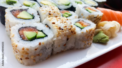 Inside Out Sushi mit Lachs und Avocado