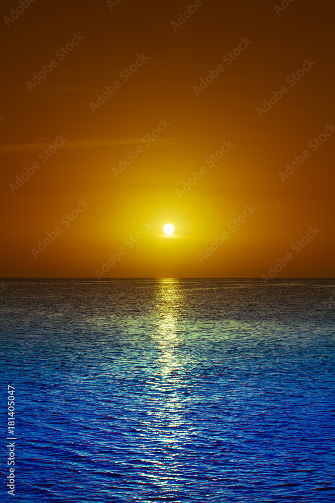 Obraz premium sunset over ocean. Sunset on the beach with beautiful sky. Dramatic sunset