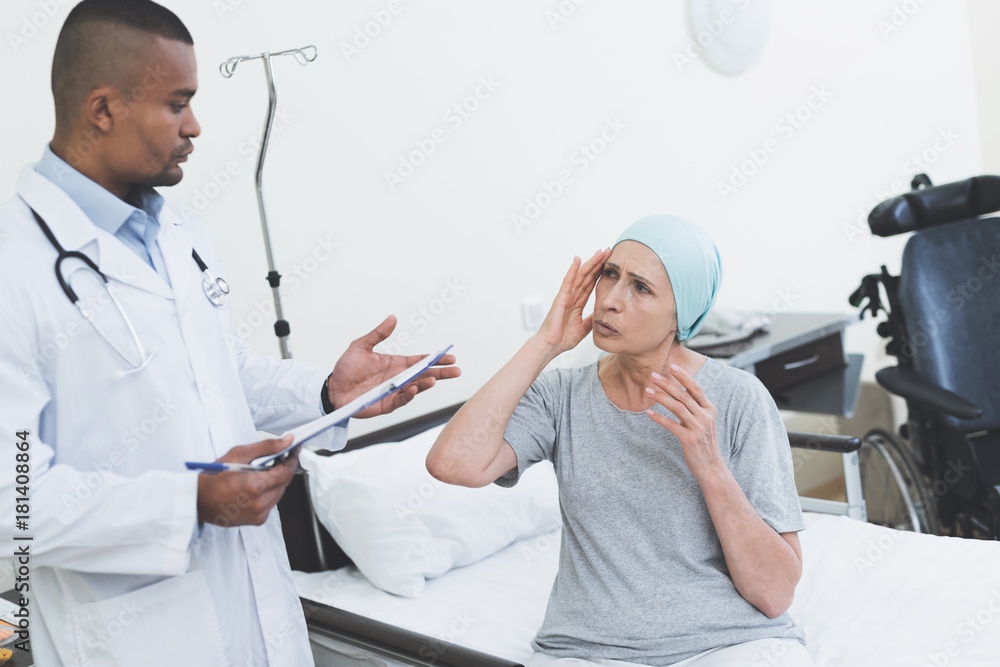 Obraz premium The doctor interrogates the woman. A woman undergoes rehabilitation after cancer treatment.