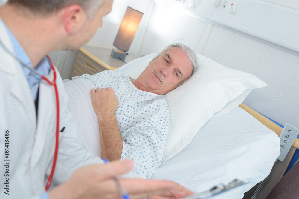 Obraz premium doctor telling the patient the news