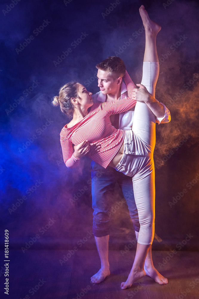 Fototapeta premium The girl on the twine. The girl with the guys on the twine. Dance of boys and girls.