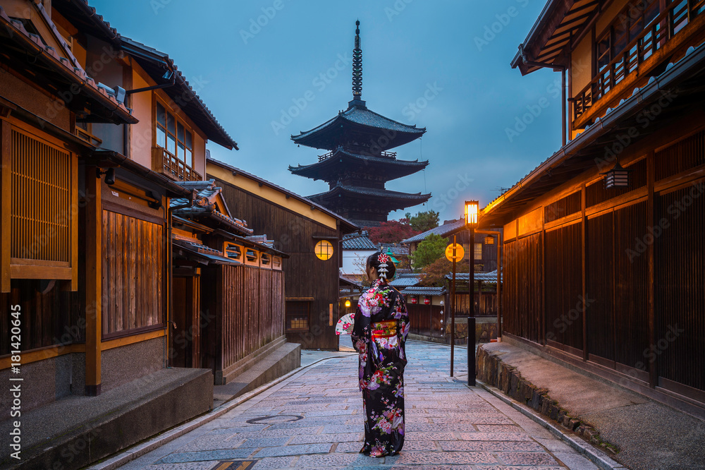 Naklejka premium Asian woman wearing japanese traditional kimono at Yasaka Pagoda, Kyoto, Japan