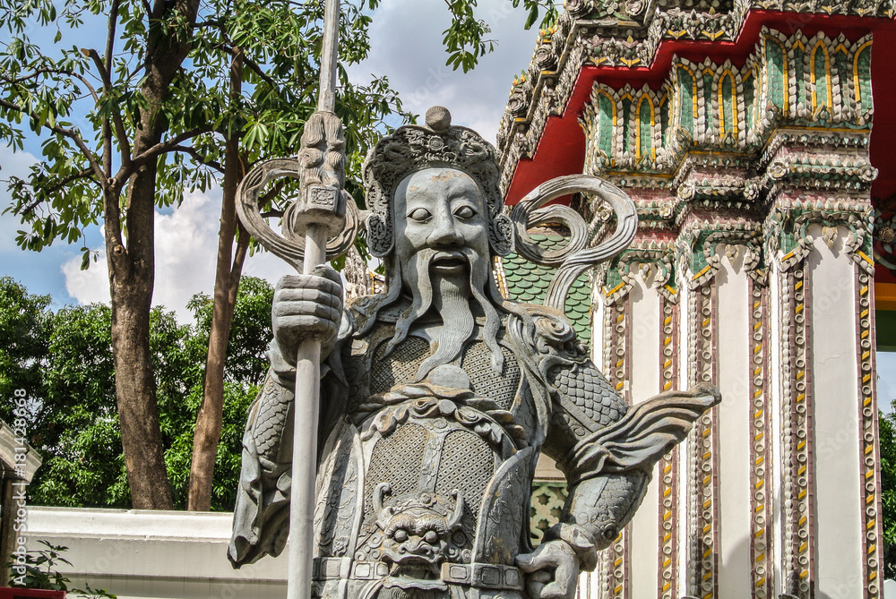 Giant is in Wat Pho that is a sculpture at the entrance to the temple or the tetrahedron. In the literature of Ramayana