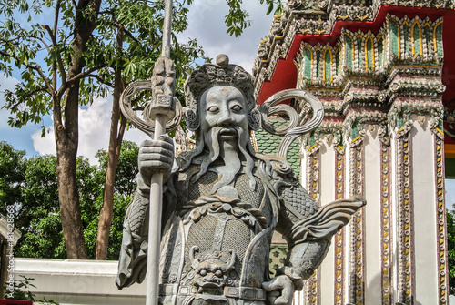 Giant is in Wat Pho that is a sculpture at the entrance to the temple or the tetrahedron. In the literature of Ramayana