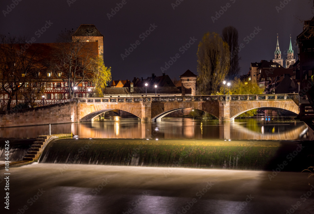 Maxbrücke am Abend in Nürnberg