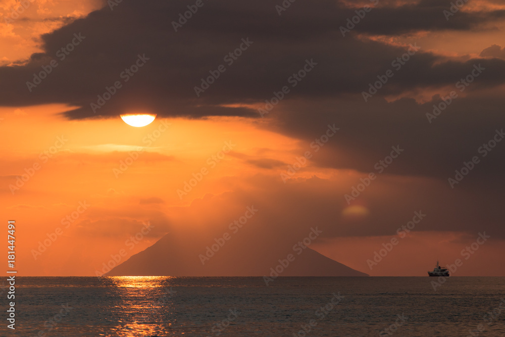 tramonto sull'isola di Stromboli da Capo Vaticano