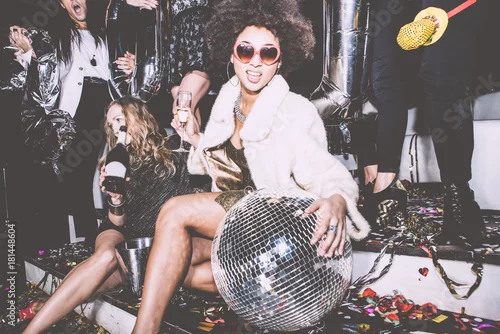 Obraz Imprezowicze świętują w klubie