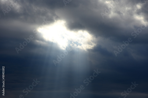 天空からの光「雲の風景」（大成功、大きな希望の光、天空からの使者、成功者、企業の成功などのイメージ）