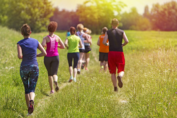 Sierkussen Joggen Groep atleten lopend marathon in avondlicht  © smuki