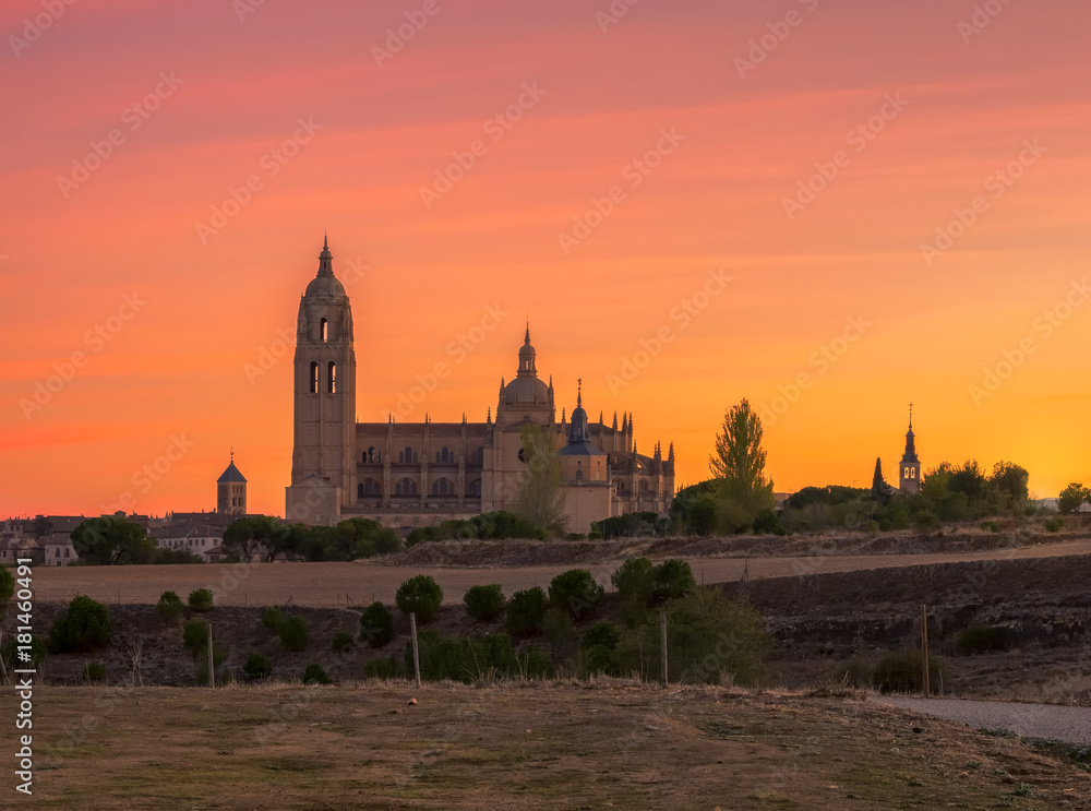 Catedral y edificios históricos de Segovia, España,al amanecer, desde el circuito de motocross de la ciudad