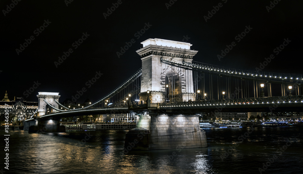 Obraz premium Chain Bridge Szechenyi at night, Bridge over the Danube River in Budapest.