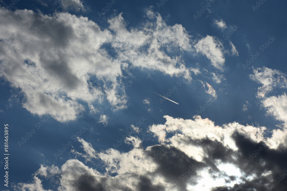 美しい太陽の光と陽光をあびて輝く飛行機雲 空想 雲のモンスター 飛行機雲を見つめるモンスターなどのイメージ 光に包まれて 希望の光に向かって突き進むなどのイメージ Stock Photo Adobe Stock