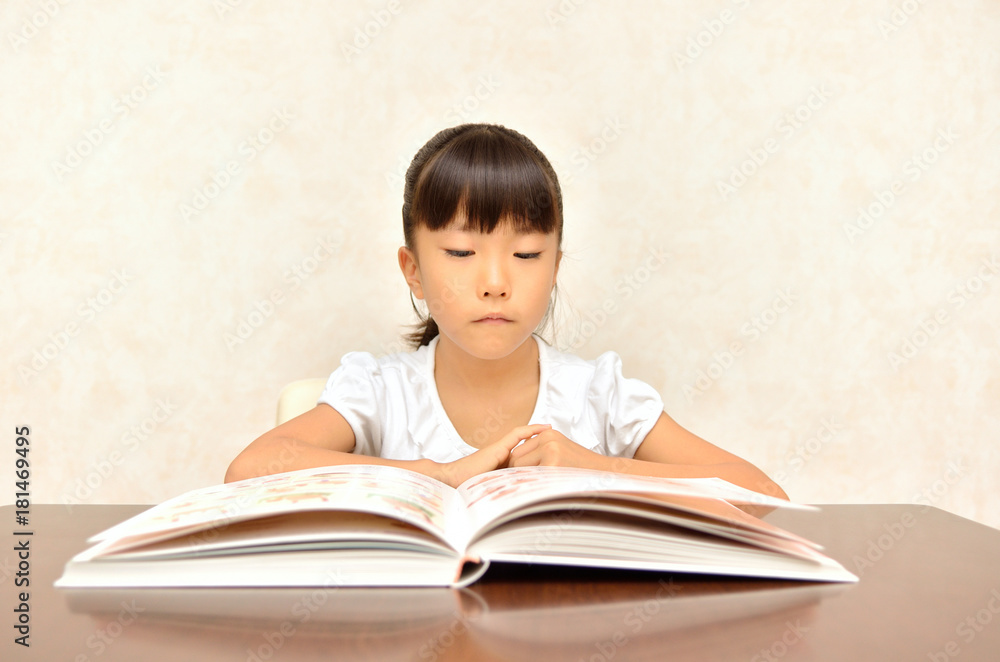 真剣に本を読む女の子 真剣に本を読む女の子