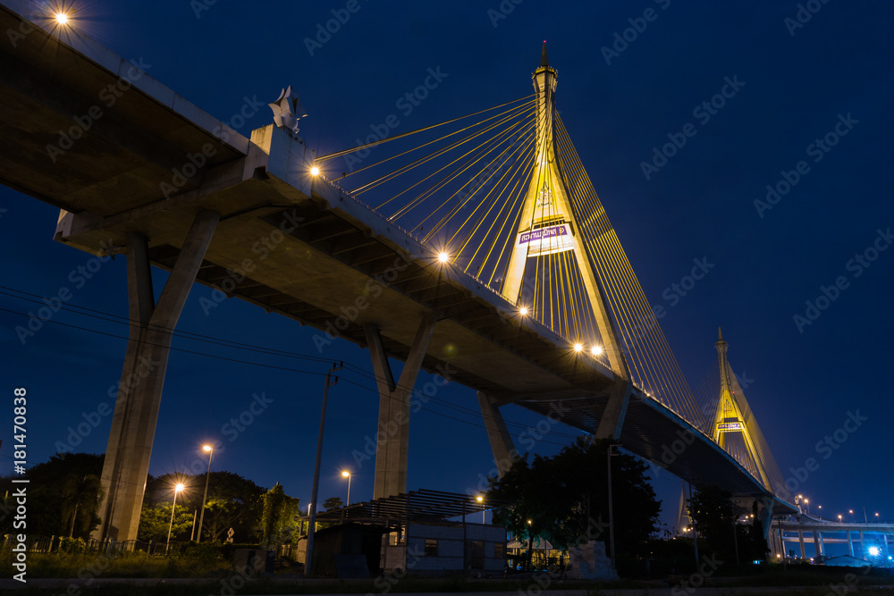 Obraz premium Bhumibol Rama 1 Bridge : 夜景・橋・ラマ一世・バンコク