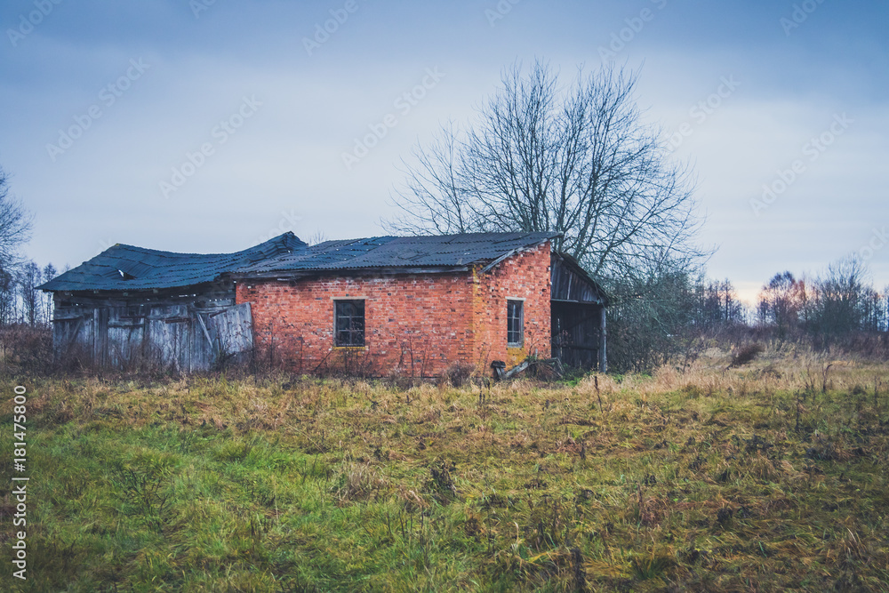 Obraz premium Old haunted house on the empty field