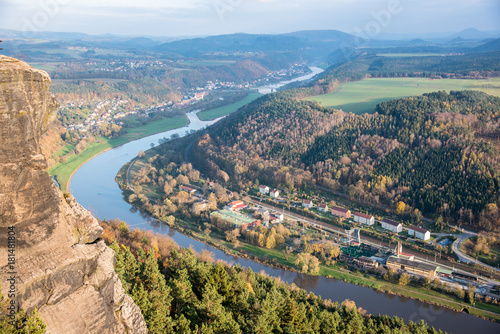 Bilick vom Lilienstein im Elbsandsteingebirge auf die Elbe bei Königsstein und Bad Schandau im Freistaat Sachsen © dmaphoto