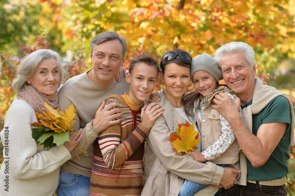Obraz premium Family relaxing in autumn park