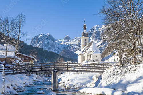 Winterlicher Blick auf die Kirche St. Sebastian und die Reiter Alm, Ramsau, Berchtesgadener Land, Bayern