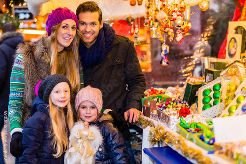 Familie besucht traditionellen Weihnachtsmarkt im Advent
