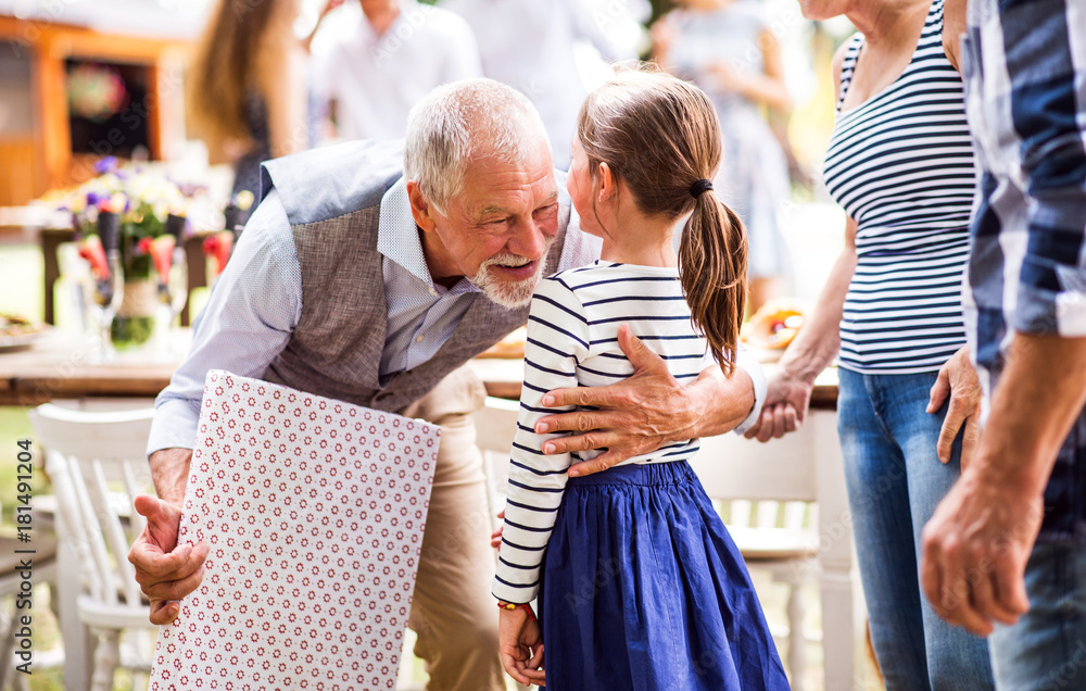 Obraz premium Family celebration or a garden party outside in the backyard.
