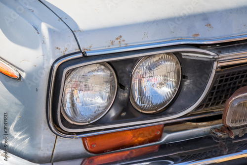 古い自動車のヘッドライト　Headlight of the old car