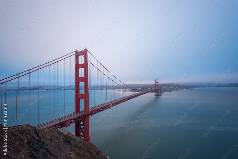 Fototapeta premium W pobliżu San Francisco znajduje się most Golden Gate