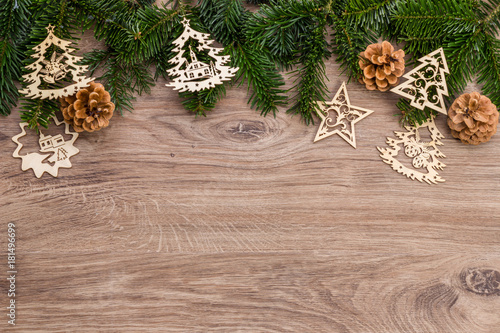 Weihnachten - Tannenzweige mit Weihnachtsschmuck auf Holz als Hintergrund