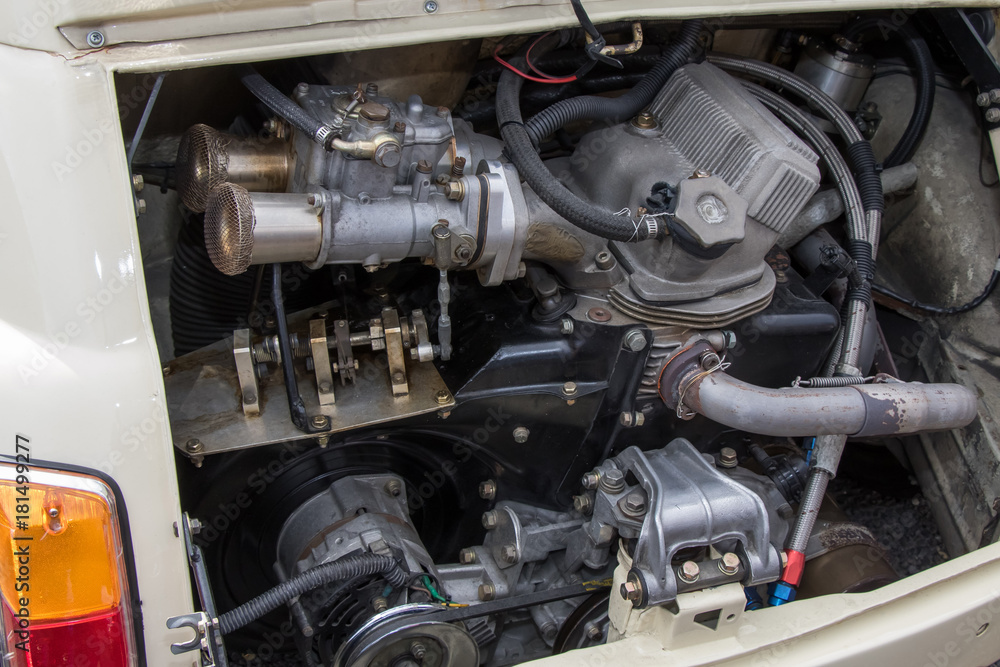 古い車のエンジンルーム　engine compartment of a old vehicle