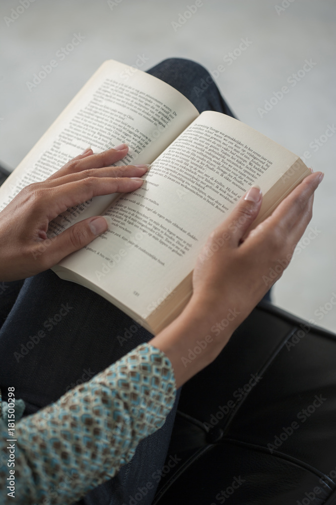 Obraz premium Soft photo of woman on a couch with book