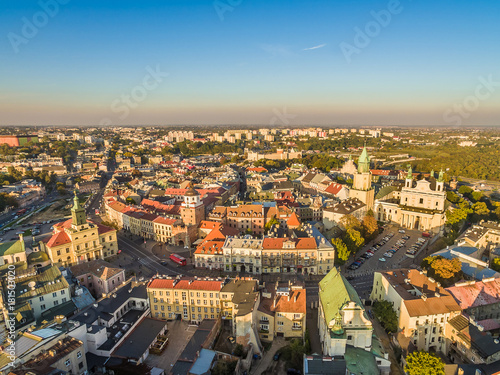 Krajobraz Lublina z lotu ptaka z widokiem na stare miasto, Katedrę, wieżę Trynitarską, bramę Krakowską i Ratusz. © art08