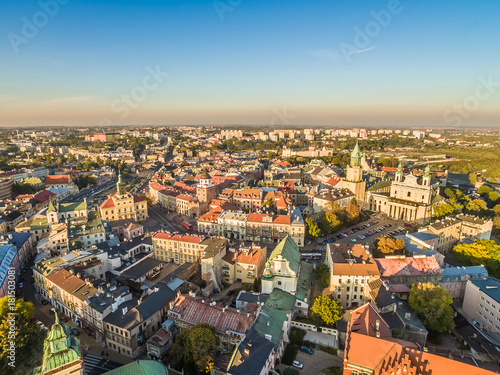 Krajobraz Lublina z lotu ptaka z widokiem na Katedrę, wieżę Trynitarską, Bramę Krakowską i Ratusz.