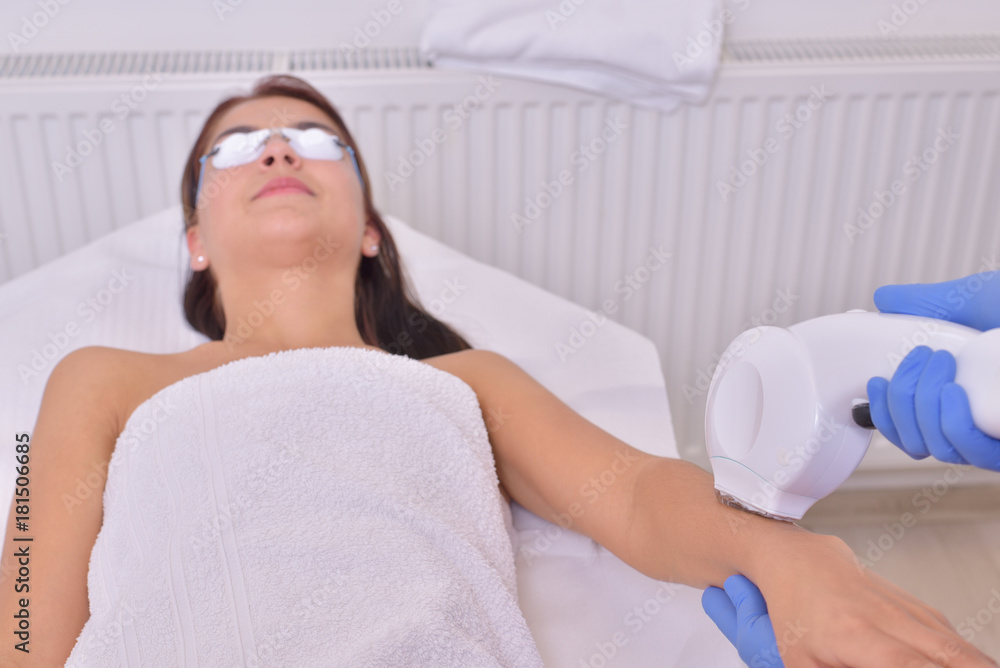 Hair removal with a diode laser with a wavelength of 808 nm. Epilation of the leg and buttocks with a hair removal device. Equipment for hair removal. Hair removal with a diode laser with a wavelength of 808 nm. Epilation of the leg and buttocks with a hair removal device. Equipment for hair removal.