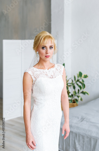 A stylish elegant bride stand and poses.