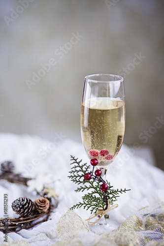 Bicchiere di champagne su tavolo. Atmosfera festosa e natalizia photo