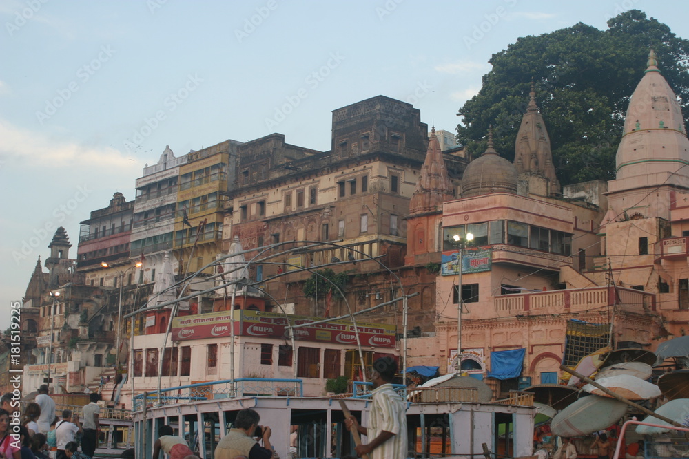Ghats de Benarés o Varanasi, ciudad sagrada de India (Asia)