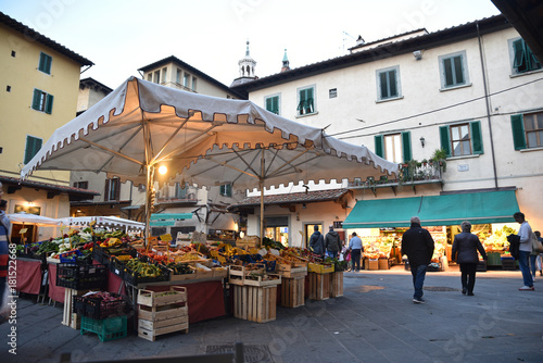 Petit marché à Pistoia en Toscane, Italie