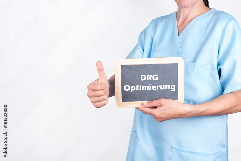 Arzt mit Schultafel DRG Optimierung Arzt mit Schultafel DRG Optimierung