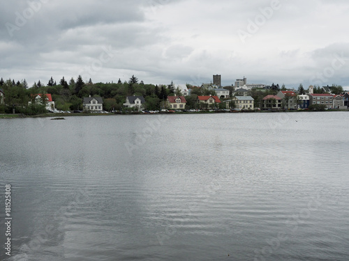 Rathaus von Reykjavík - Ráðhús Reykjavíkur - am See Tjörnin mit Freikirche 