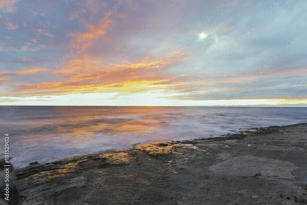 Sonnenuntergan am Strand in Savudrija. Umag Istrien Kroatien.