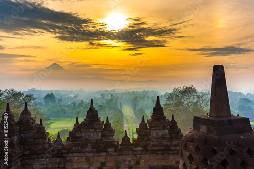 Valokuva Taman Lumbini park from the height of the temple complex Candi Borobudur at sunrise in the fog
