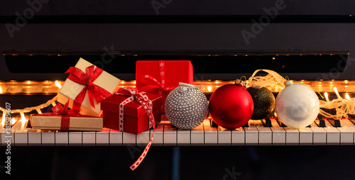 Canvas Print Chritmas balls and gift boxes on piano keyboard, front view