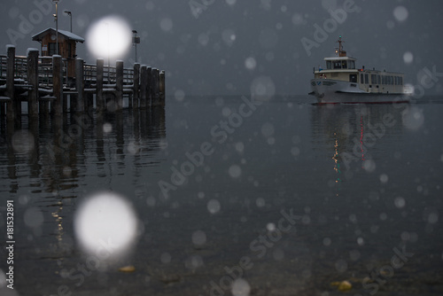 Schneetreiben am Bootsanleger photo