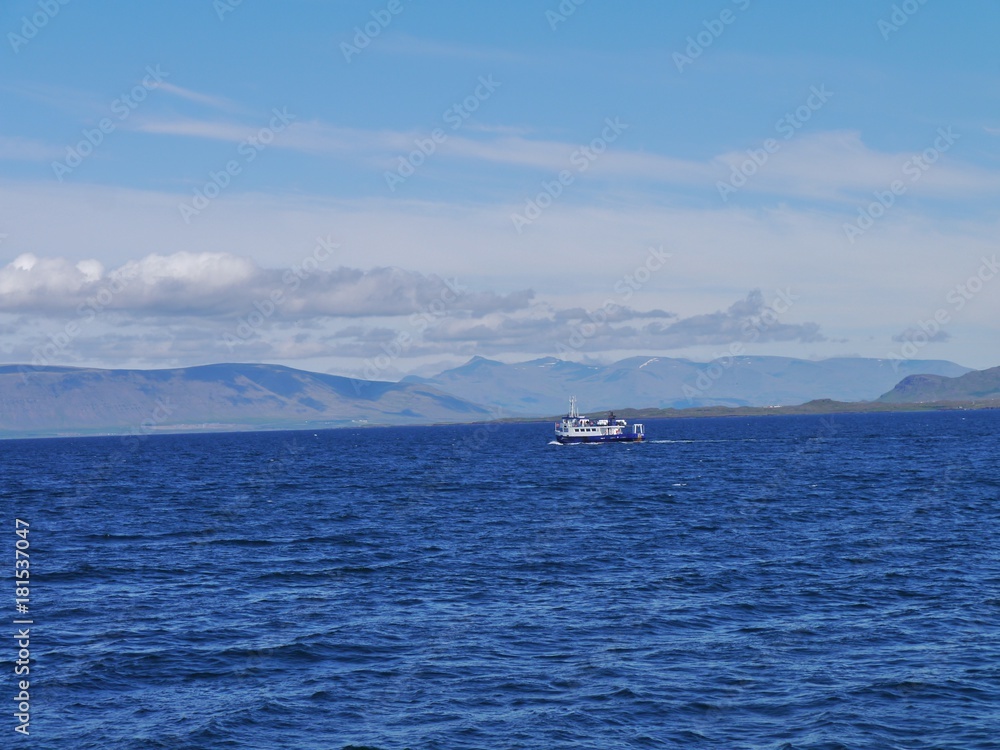 Boot schippert vor Island