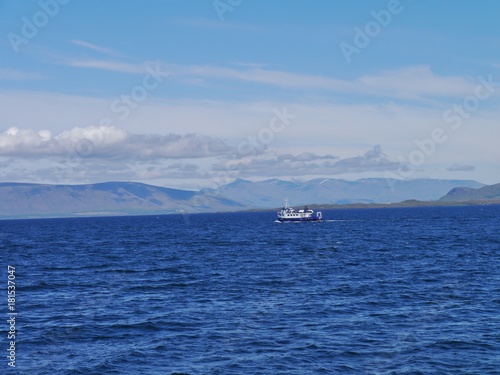 Boot schippert vor Island