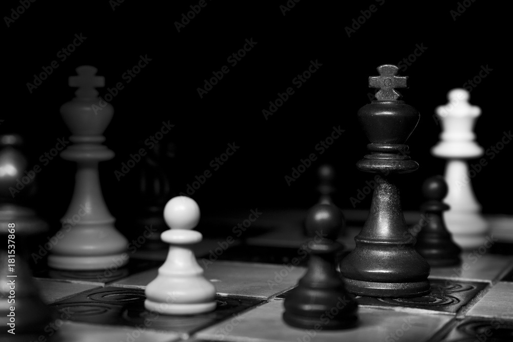 Scacchi fotografati su una scacchiera Scacchi fotografati su una scacchiera