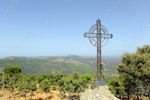 Cruz de hierro en la Sierra de Tentudía, Monasterio de Tentudía, provincia de Badajoz, España